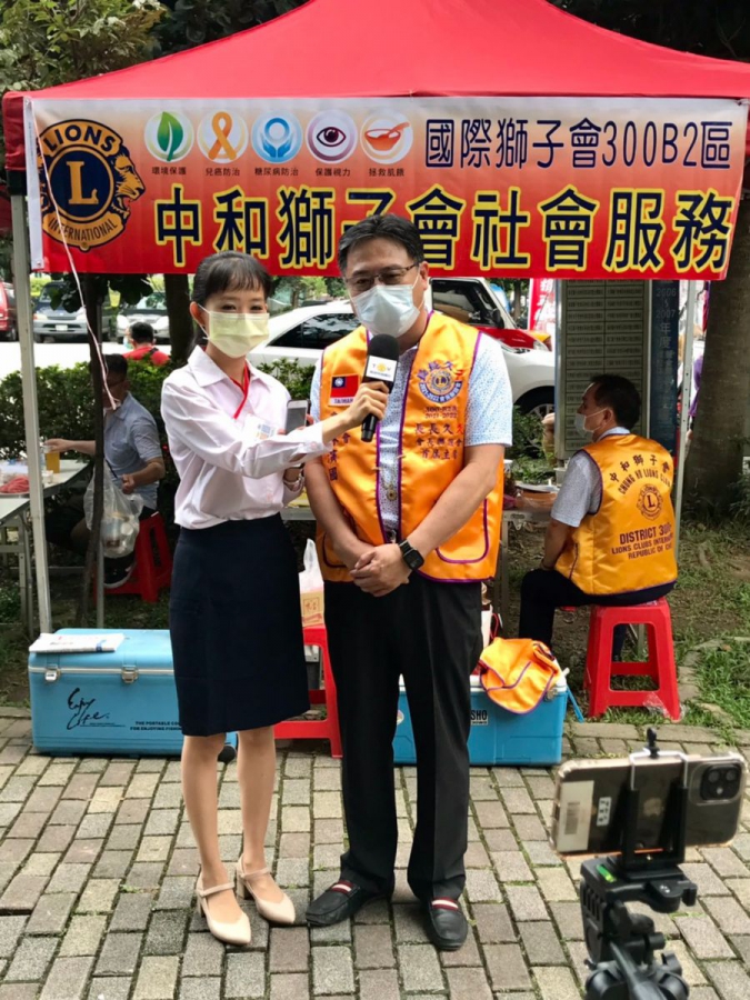 獅子會長林演國接受記者王宣雯採訪