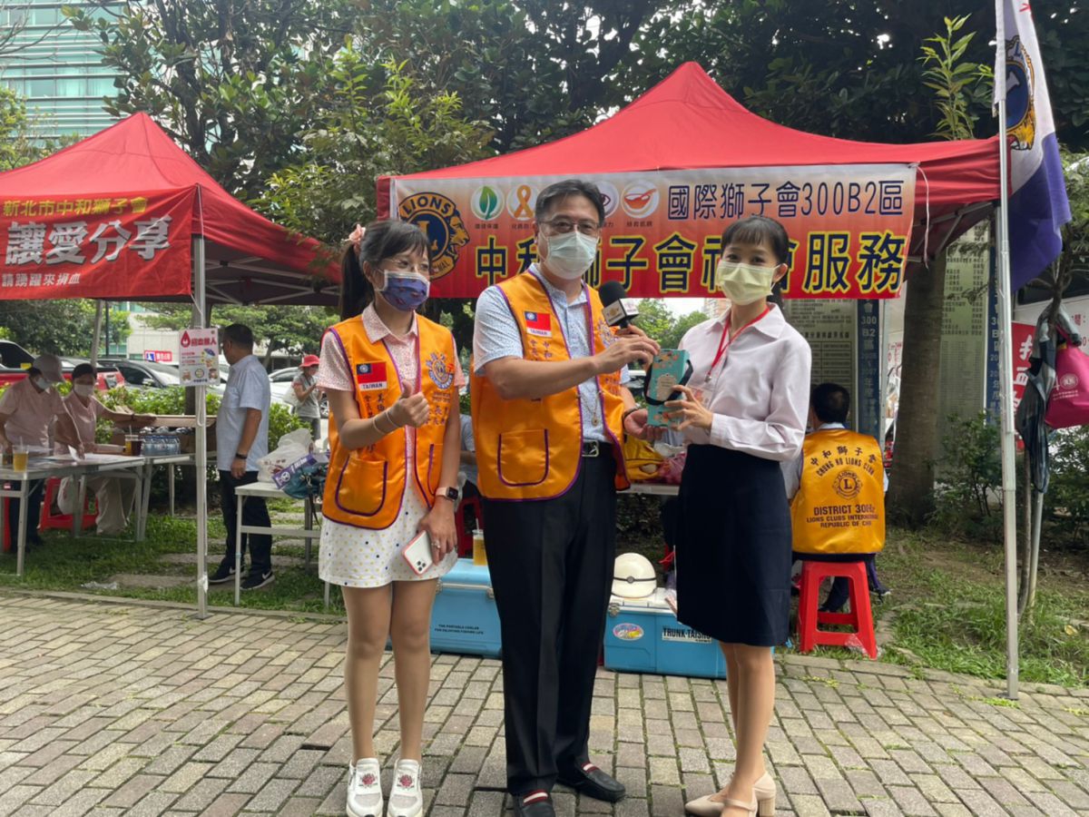 獅子會長林演國贈送紀念品給記者王宣雯