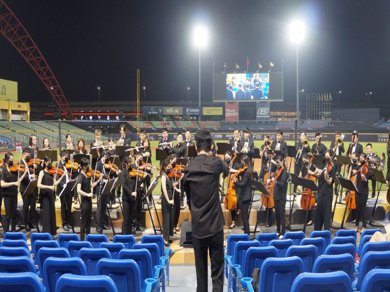 NTSO臺灣青年交響樂團，由指揮葉政德帶領，於中華職棒疫後首場賽前演奏由旅美作曲家編.jpg