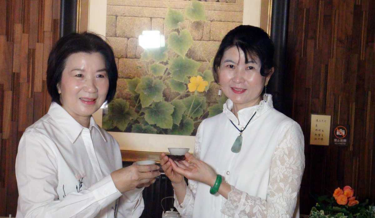 林穎英館長與茶藝師黃玉霞合影