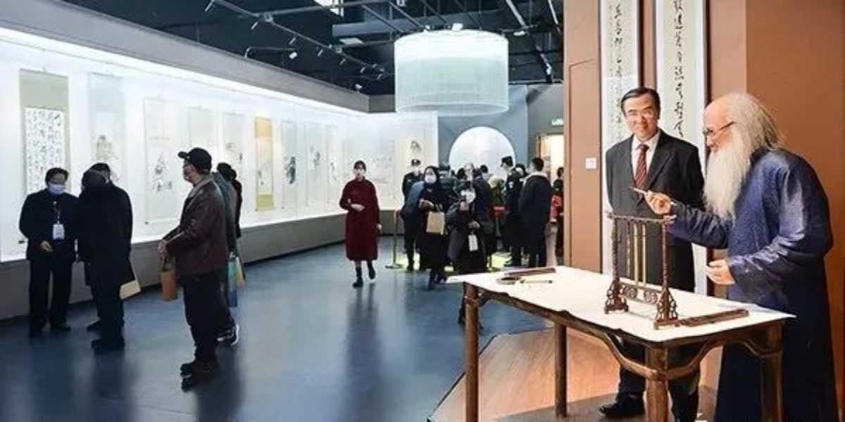  歐豪年藝術館開幕嘉賓入館參觀現場 嘉賓入館參觀