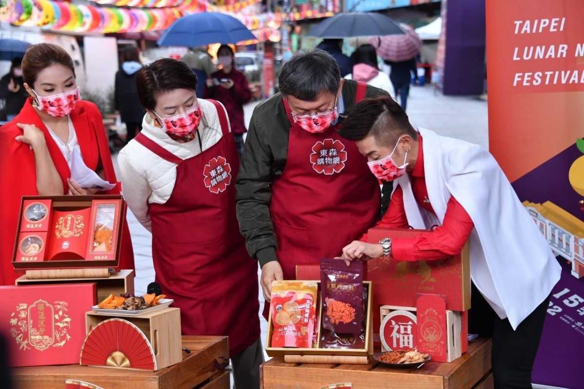 台北年貨大街熱鬧開跑 柯文哲出席東森直播大力推銷北市年節禮盒（圖：秘書處媒體事務組 提供）