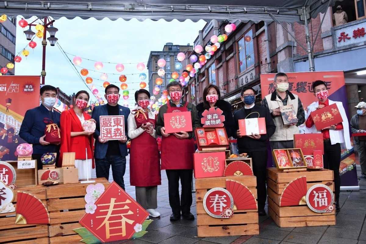 台北年貨大街熱鬧開跑 柯文哲出席東森直播大力推銷北市年節禮盒（圖：秘書處媒體事務組 提供）