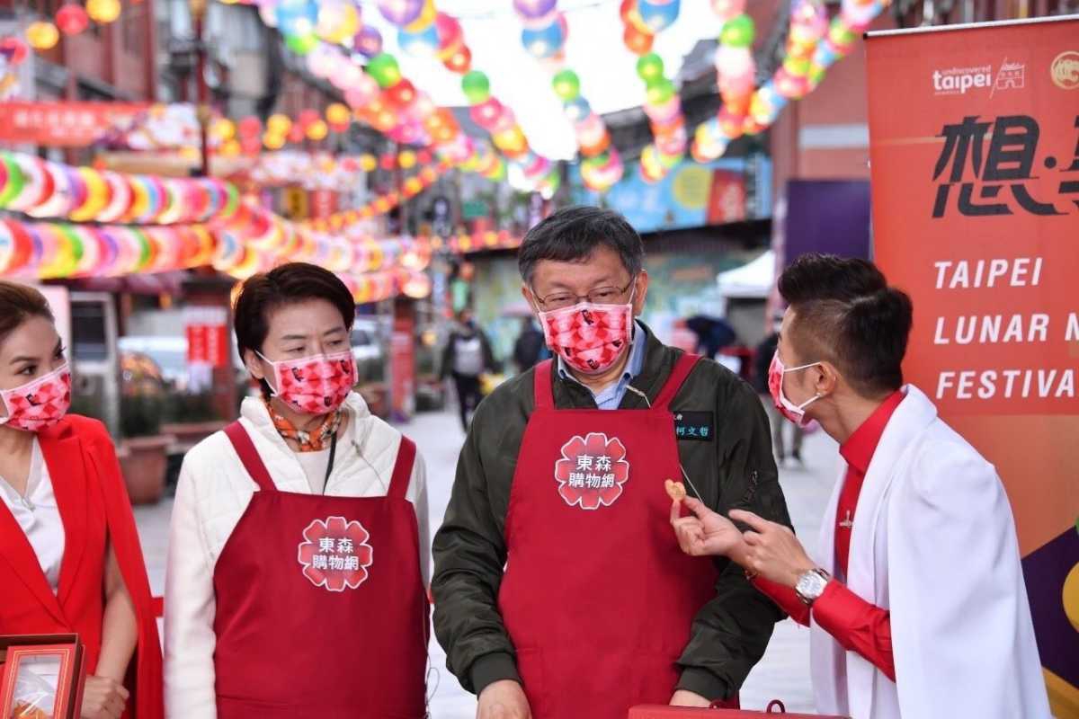 台北年貨大街熱鬧開跑 柯文哲出席東森直播大力推銷北市年節禮盒（圖：秘書處媒體事務組 提供）