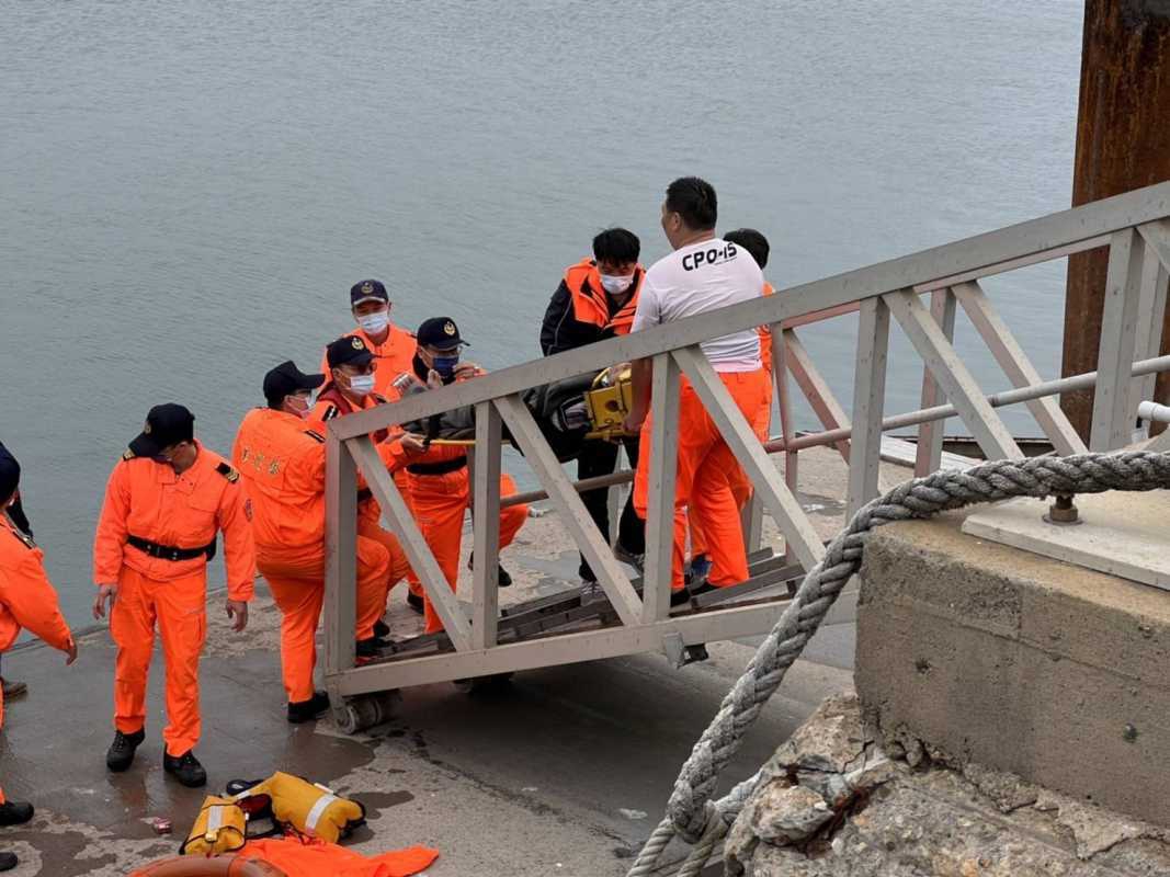 船員失足跌落漁港 海巡即刻救援保命（圖：海巡署中部分署第三岸巡隊 提供）