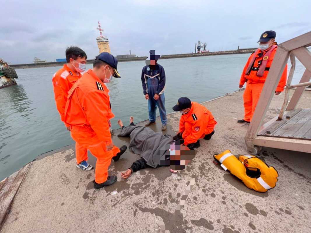 船員失足跌落漁港 海巡即刻救援保命（圖：海巡署中部分署第三岸巡隊 提供）