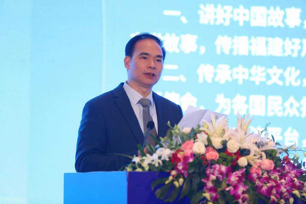 福建省廣播影視集團董事長曾祥輝宣讀《2022海絲華媒發展論壇倡議書》