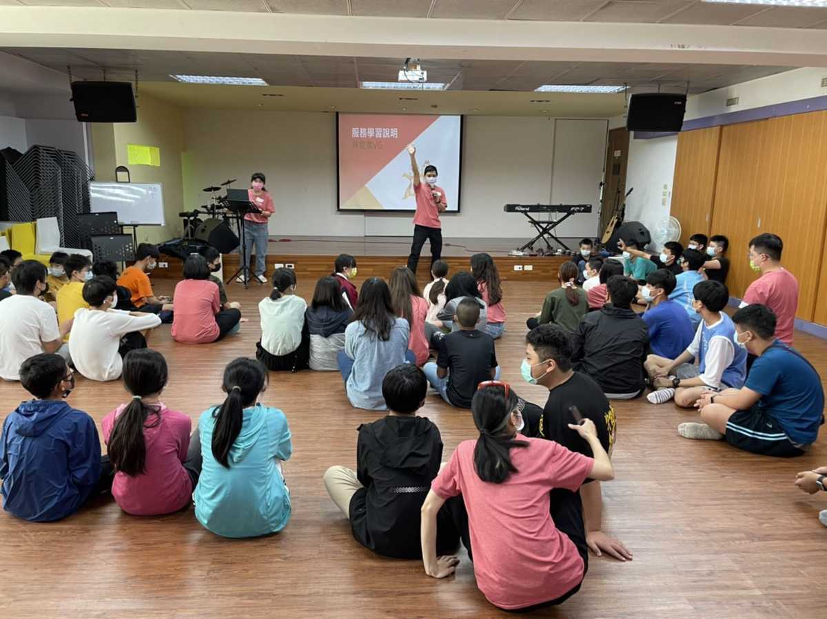 圖二：黃佳彬主任鼓勵學子們一起為社會注入良善力量.jpg
