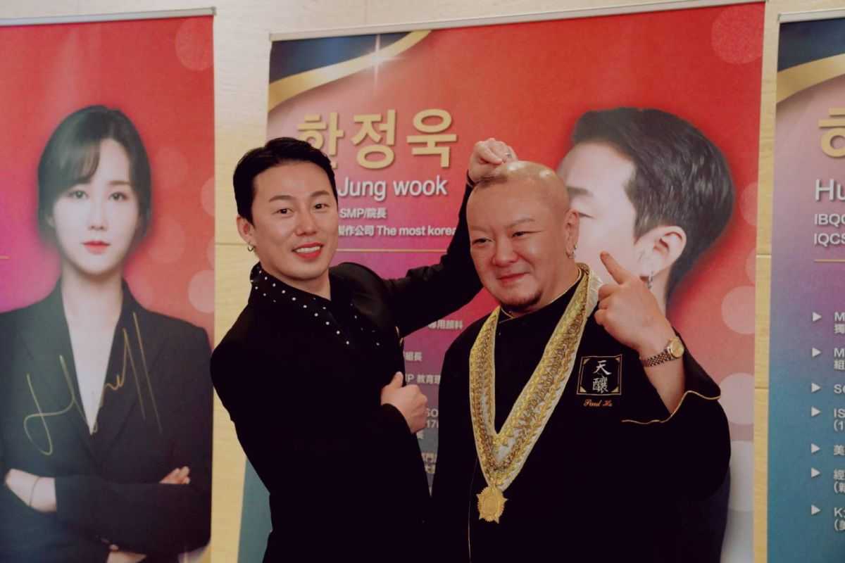 韓正旭大師(左)為寶師父做頭皮藝術紋髮。(好的媒體提供)
