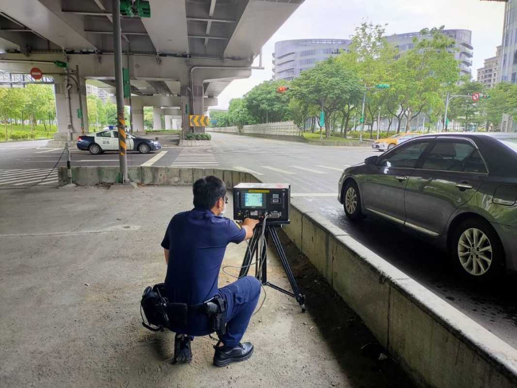 ⬆️圖說：內湖交通分隊員警於南京東路(西往東)取締超速駕車