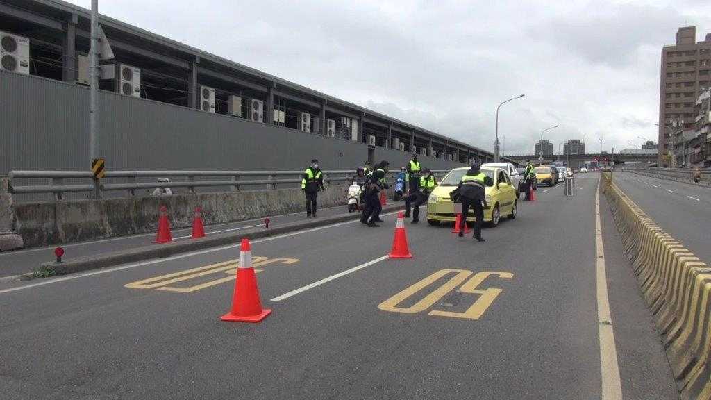 衝撞路檢貪一時快 彭男衝撞畫面