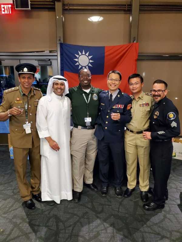 新北市政府警察局首位赴美國FBI受訓員警 以我國警察臂章、美食、美酒讓世界看見臺灣