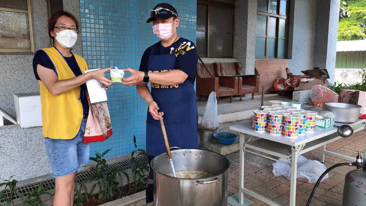 大坑魚丸伯熱心義舉為鹿草鄉民烹飪及提供美味的虱目魚肚粥.jpg