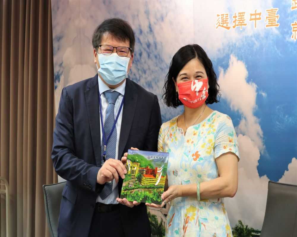 中臺科大校長陳錦杏(右)致贈禮 大里仁愛醫院總院長藍國忠(左).jpg