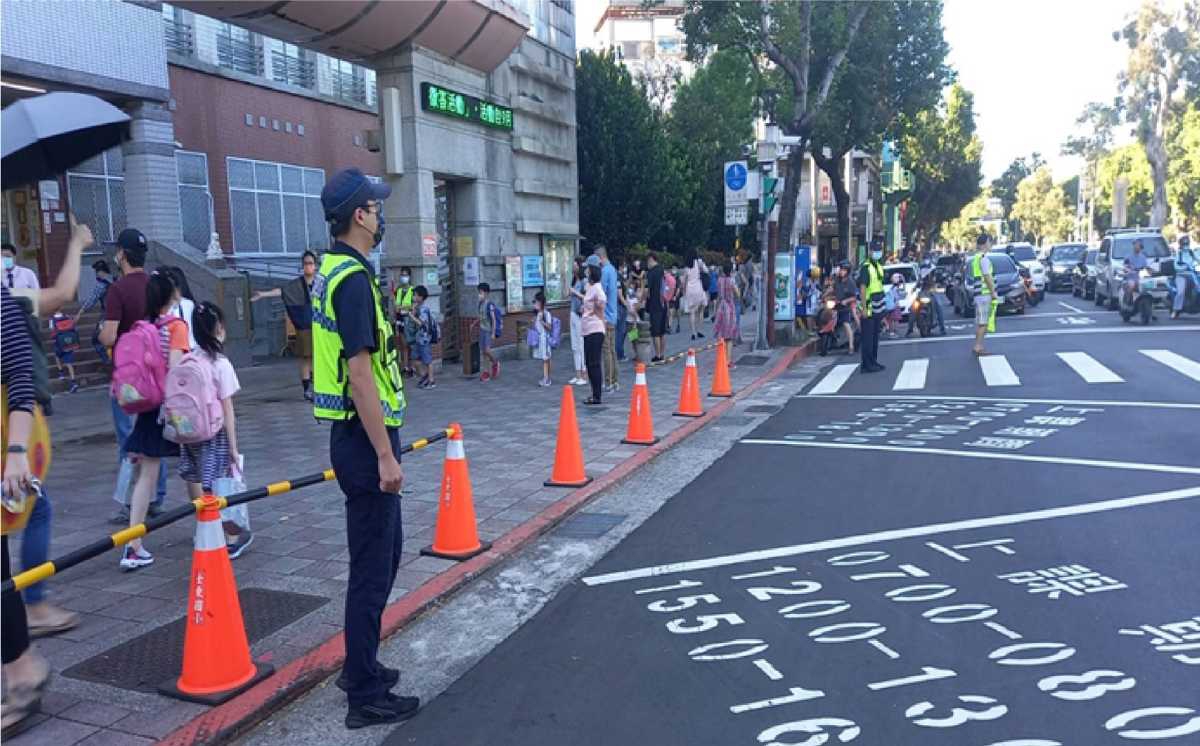 士林警犯防交安宣導GO! 開學日溫馨守護校園學子