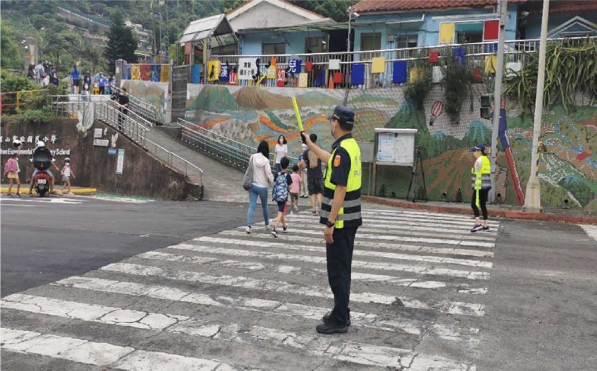 士林警犯防交安宣導GO! 開學日溫馨守護校園學子