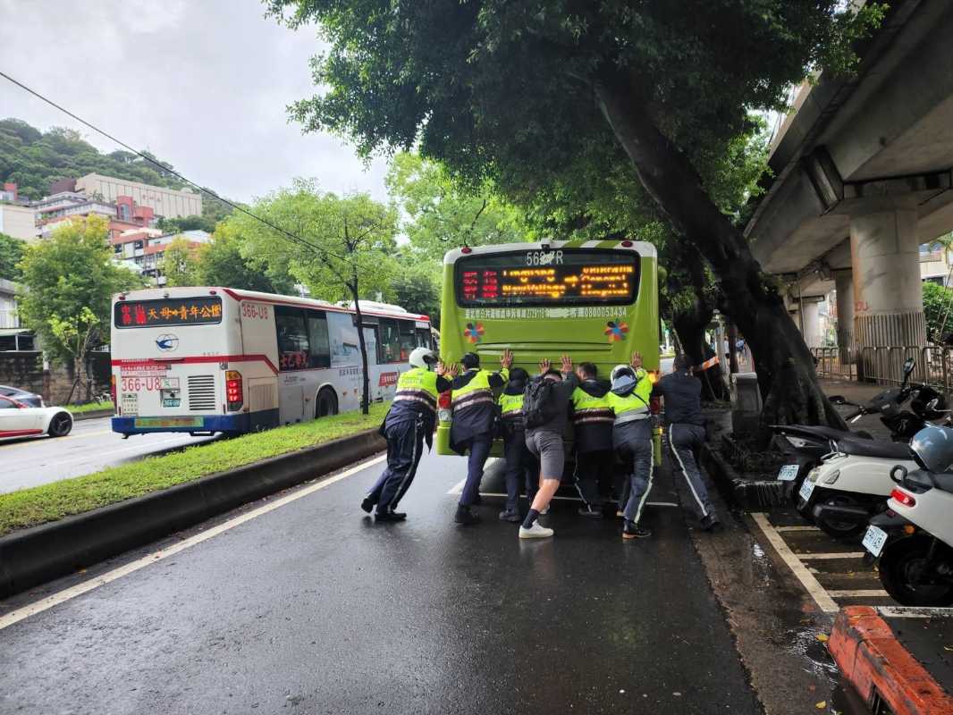 颱風天公車拋錨擋道 士林警大力推車排除 上班族狂比讚!