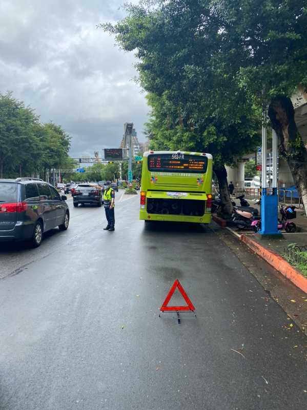 颱風天公車拋錨擋道 士林警大力推車排除 上班族狂比讚!