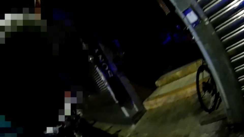 老翁深夜躺路邊 內湖警顧安全送返家