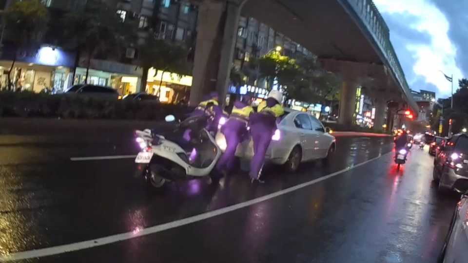 天雨路滑車拋錨 警方推車解危機