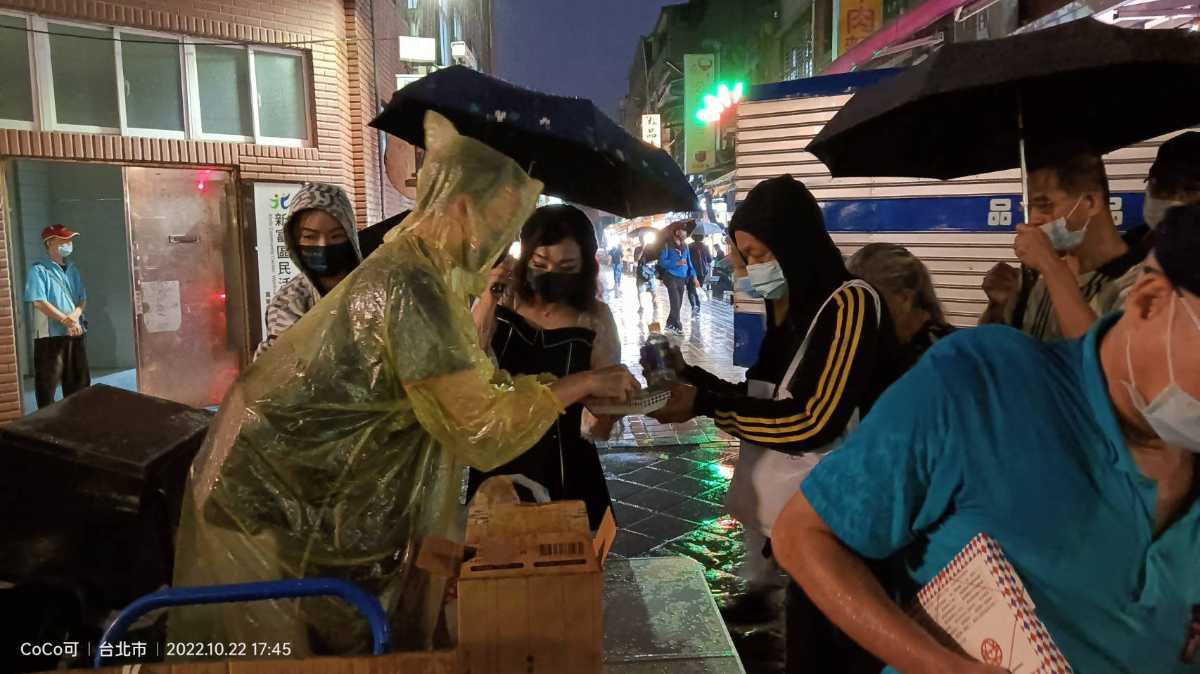 豐溢開發風雨送餐來、豐盛溢滿分享愛龍山寺廣州街關懷街友愛心送便當！