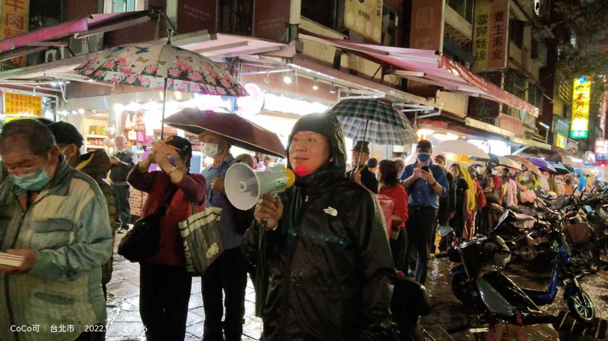 豐溢開發風雨送餐來、豐盛溢滿分享愛龍山寺廣州街關懷街友愛心送便當！