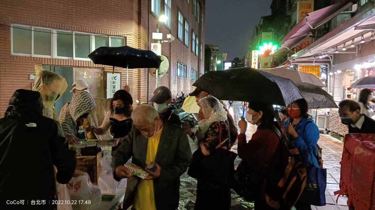 豐溢開發風雨送餐來、豐盛溢滿分享愛龍山寺廣州街關懷街友愛心送便當！