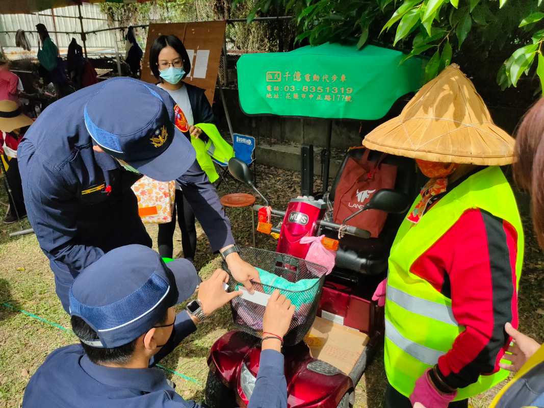 暖心鳳警助貼反光條  提升老年人夜間用路安全