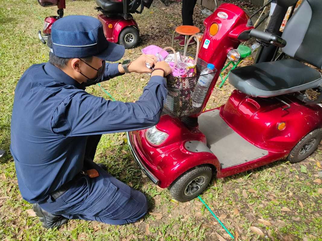 暖心鳳警助貼反光條  提升老年人夜間用路安全