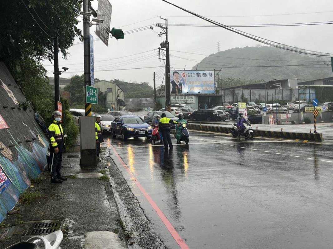 國1汐止交流道邊坡坍方封閉 警署全力疏導交通