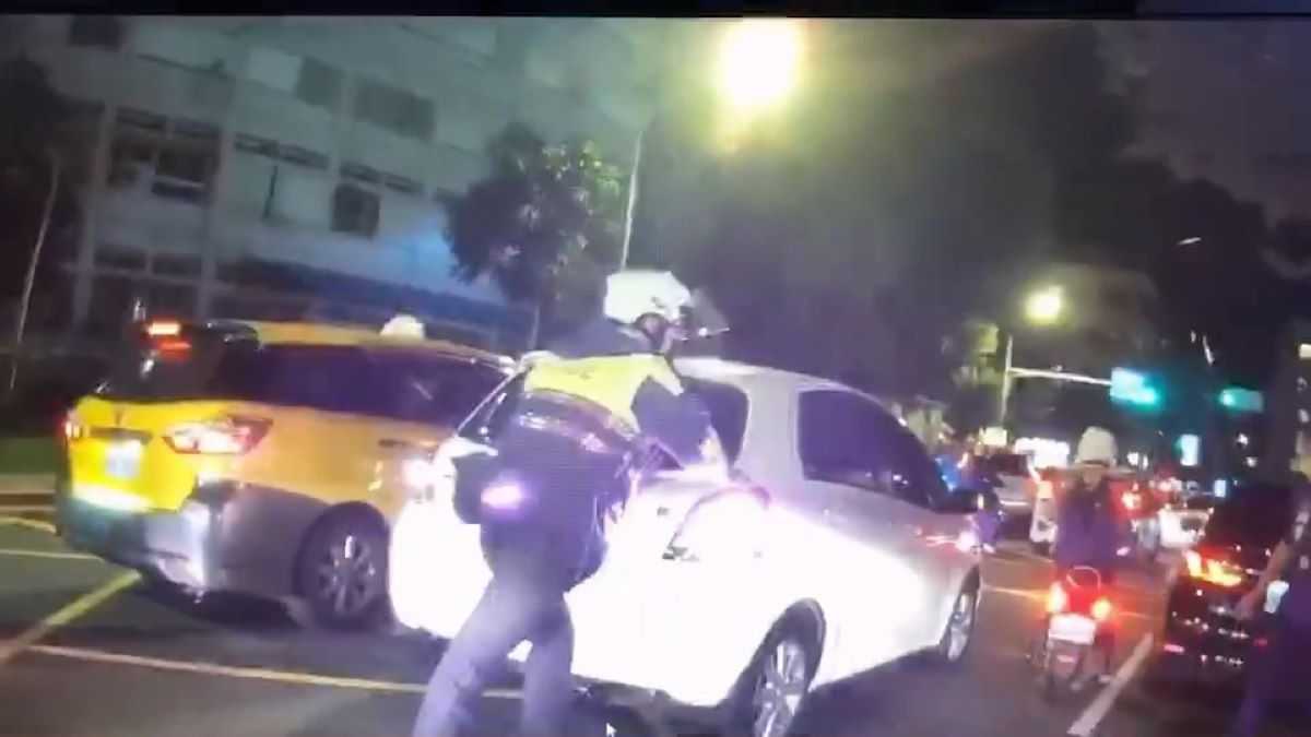 交通尖峰車拋錨 港墘派出所警徒手方式幫推車解危機