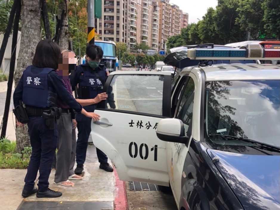 獨居高齡翁跌倒受傷 士林分局文林所警火速救援 暖心護送返家