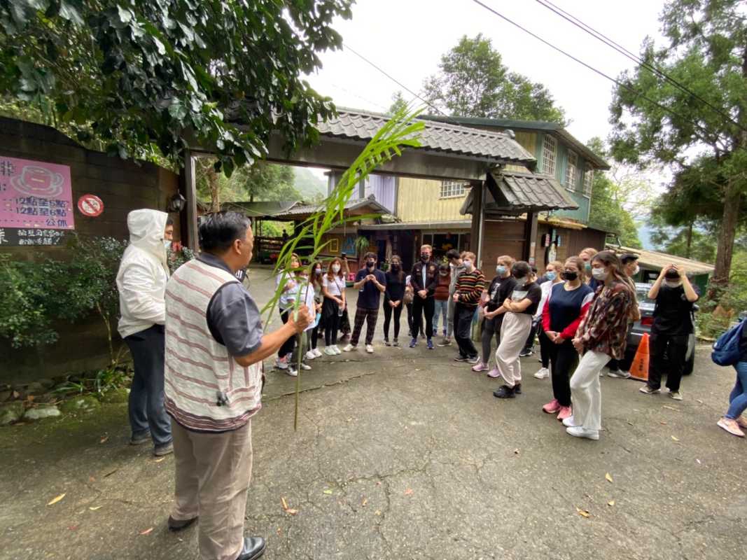 新北青年局國際生在地體驗活動 帶領國際交換生前進烏來 體驗泰雅原民山林智慧