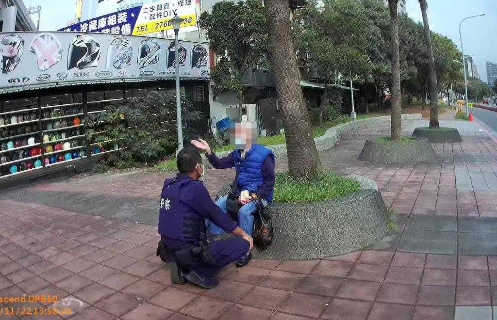 八旬老婦忘記回家路 北市保安警察大隊暖警溫馨護送返家