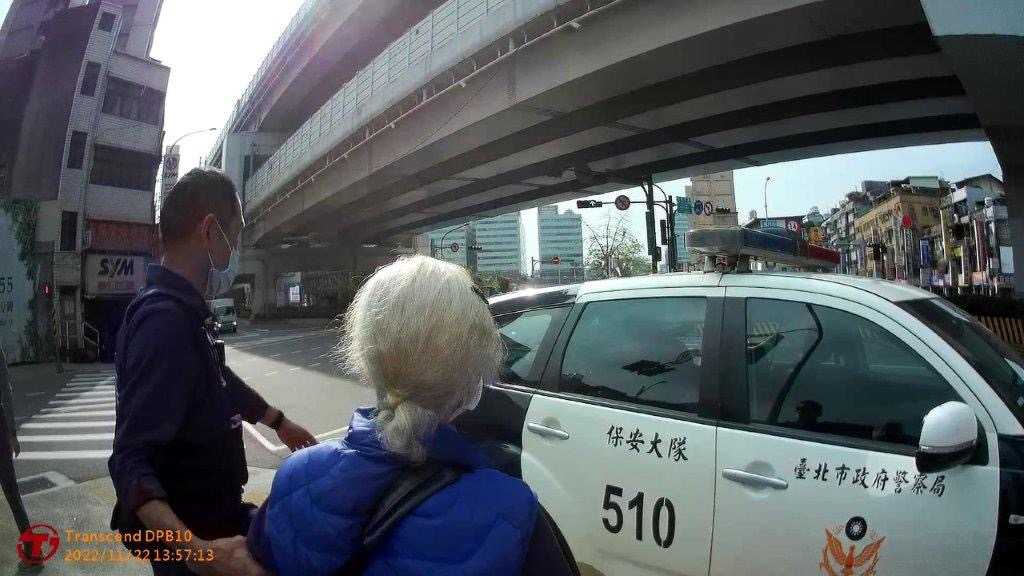 八旬老婦忘記回家路 北市保安警察大隊暖警溫馨護送返家