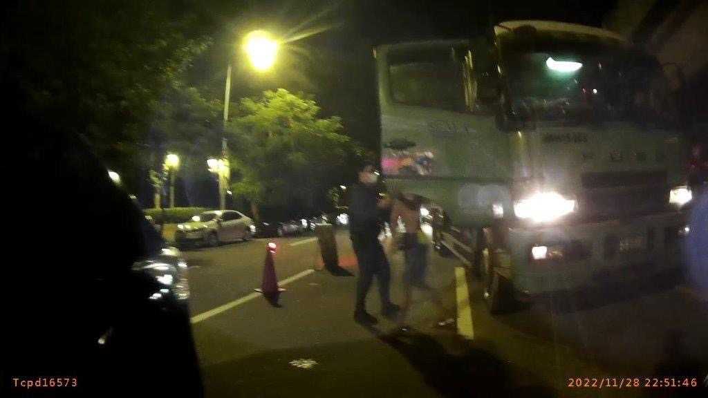 尿遁落跑 4條通緝犯又攜毒 遭保大警識破就逮