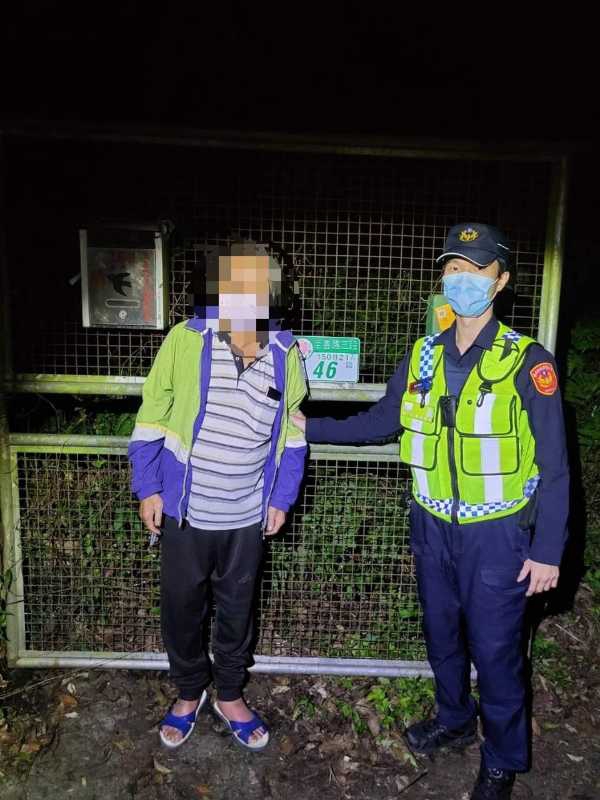阿伯夜行山路不慎摔倒 士林分局警暖照護送返家 