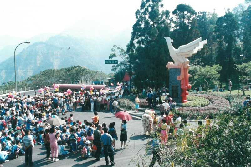 2000年9月20日921災後滿一年園區舉辦「浴火鳳凰，開園吉祥」活動。照片提供：鳳凰谷鳥.jpg