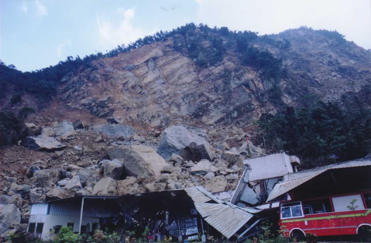 鳳凰谷鳥園經歷921大地震，園區宿舍嚴重受到災害影響。照片提供：鳳凰谷鳥園生態園區.jpg