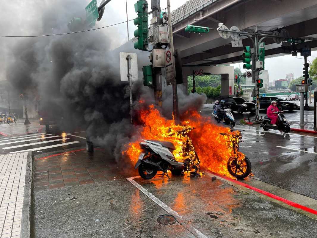 路檢突遇火燒車—保大勇警秒搬移機車、阻大火延燒