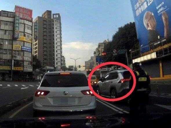 蔡男於車上呼呼大睡，造成後方車流回堵