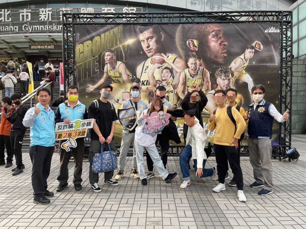 新北市警察局少年隊陪伴青少年觀看豪哥、魔獸過連假，不忘反詐騙法治觀念建立