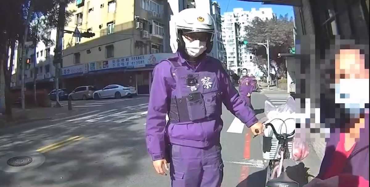 鞋帶勾纏自行車鏈 巡邏警熱心助解圍