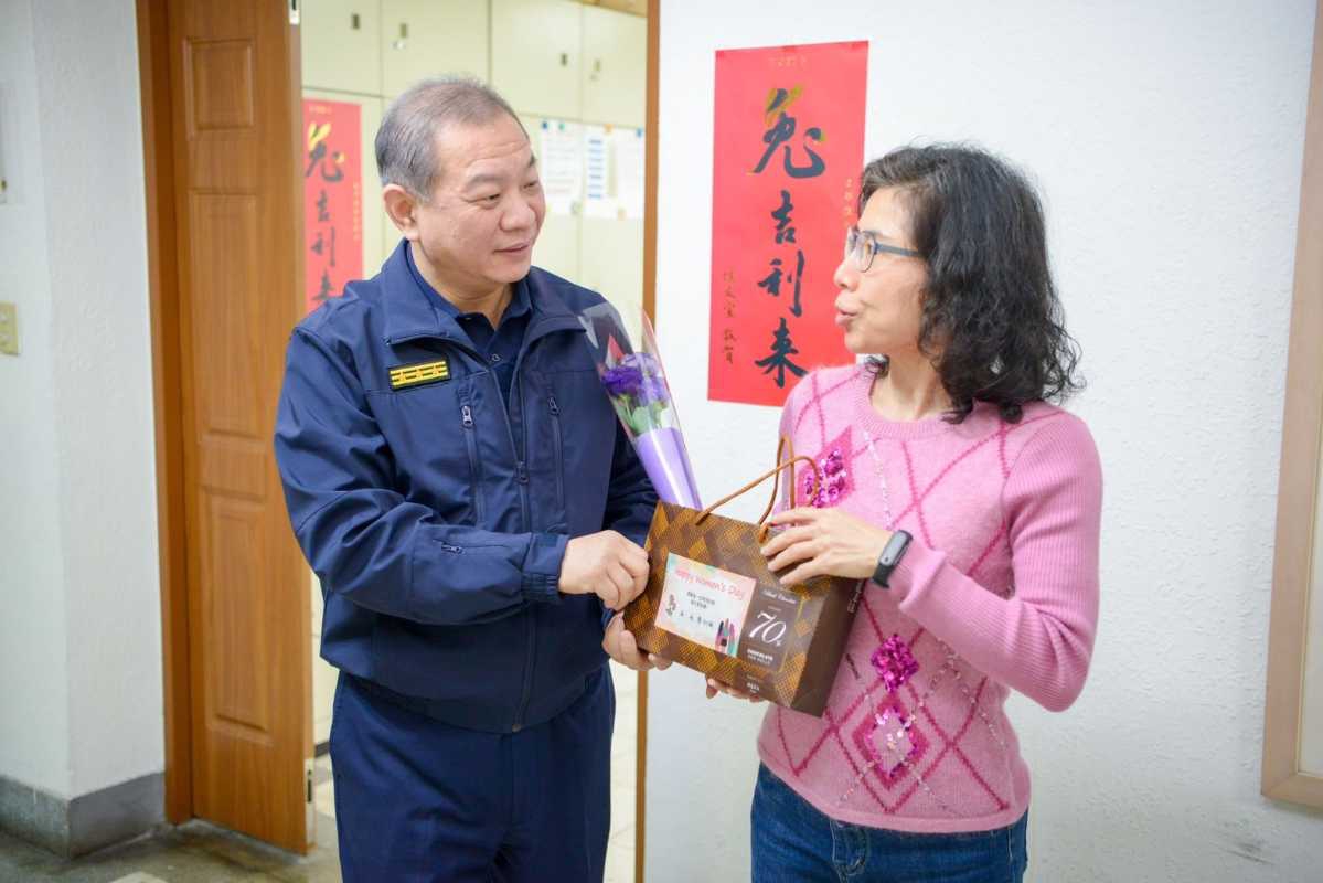 新北警局長婦女節獻祝福感謝同仁辛勞