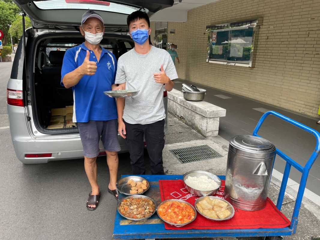 臺北市保安警察大隊載著剛起鍋出爐的飯菜，為長者們提供物美價廉的搭伙送餐服務。