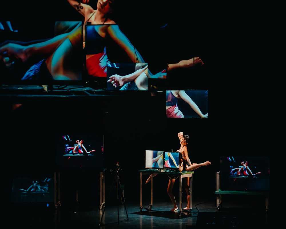 《肉身賽博格》以螢幕串接舞者身體器官，打造一場前所未見、AI即時運算的互動舞蹈演出.jpg