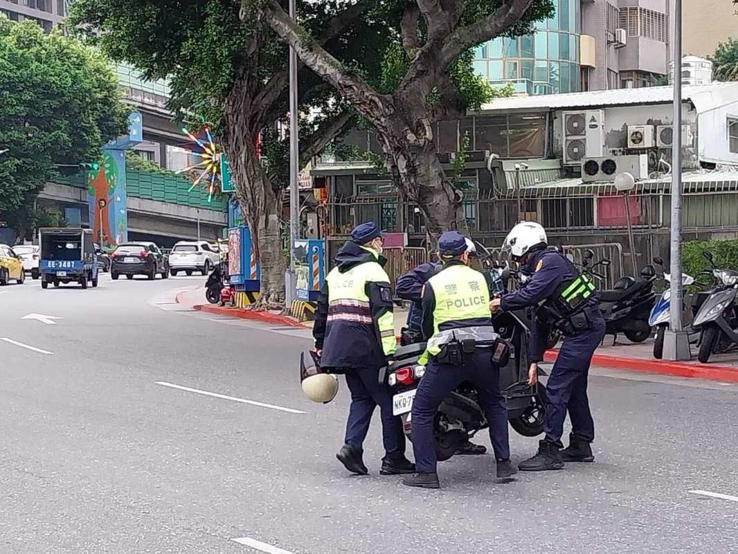 百齡橋下車禍堵、上班民眾急跳腳，士林分局社子警團隊合作勇疏通