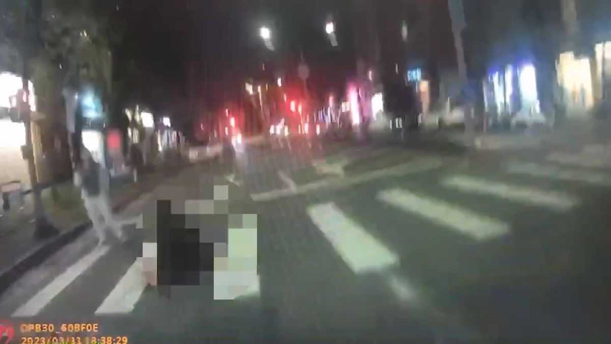 男子醉倒路旁渾身血傷 內湖暖警護身旁