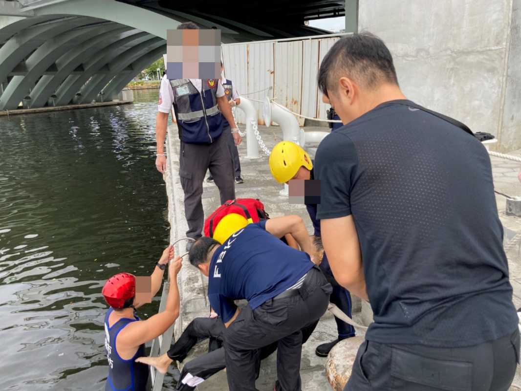 疑似越南人蛇集團涉嫌海上丟包 陸續發現多具男女浮屍（圖：翻攝自網路）