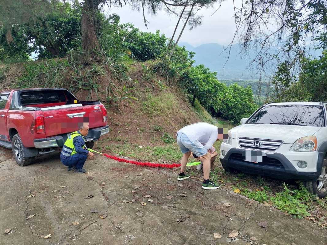 導航搞烏龍 出遊刁車困山中 鳳警即時救援